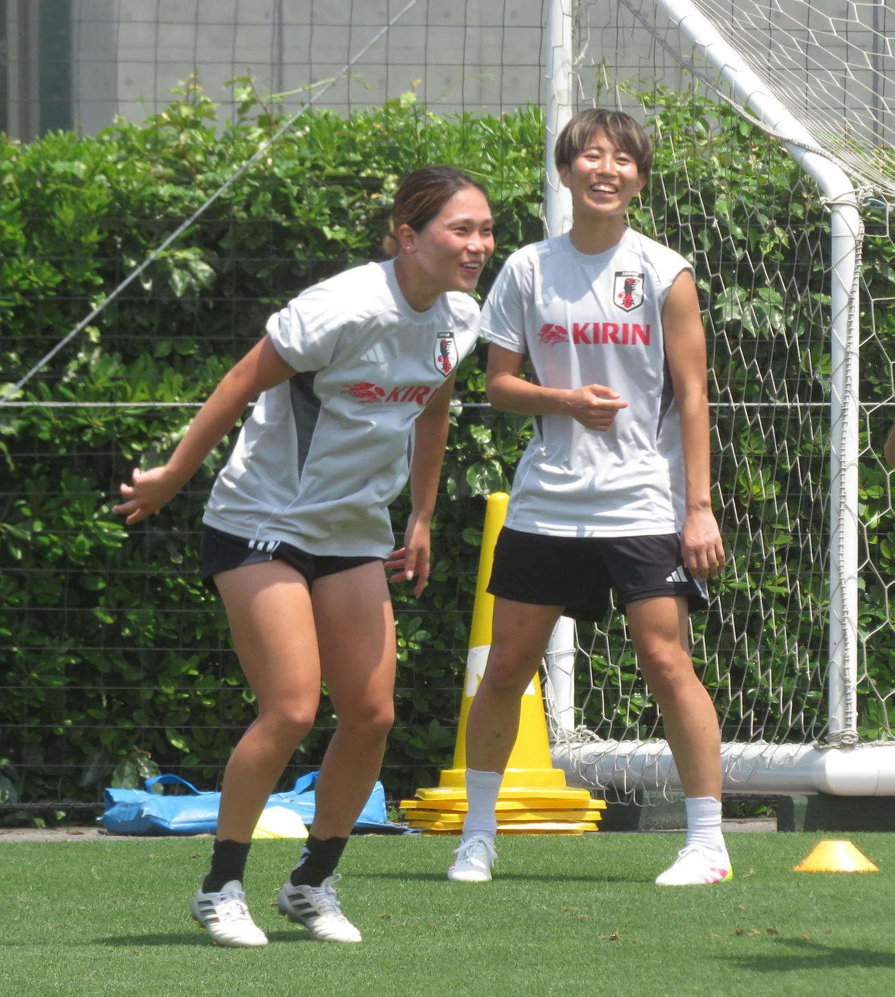 自主トレを行った女子日本代表なでしこジャパンMF長野風花（左）とFW植木理子（撮影・佐藤成）