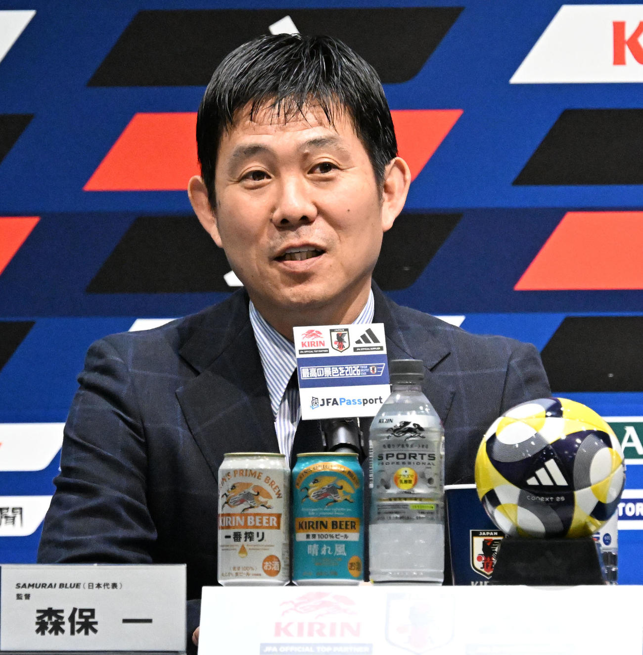 サッカーW杯アジア最終予選のメンバー発表記者会見で、質問に答える森保監督（撮影・千葉一成）