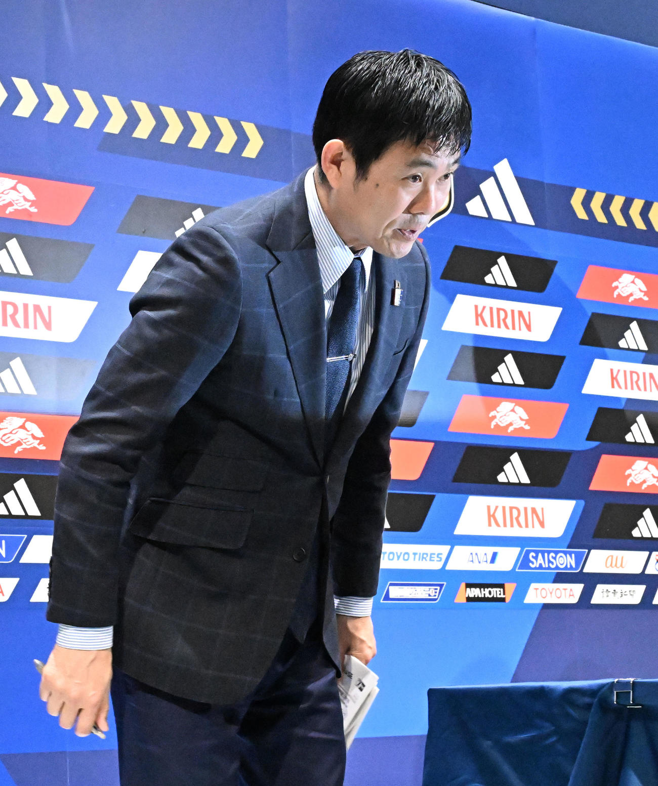 サッカーW杯アジア最終予選のメンバー発表記者会見を終え、一礼して引き揚げる森保監督（撮影・千葉一成）