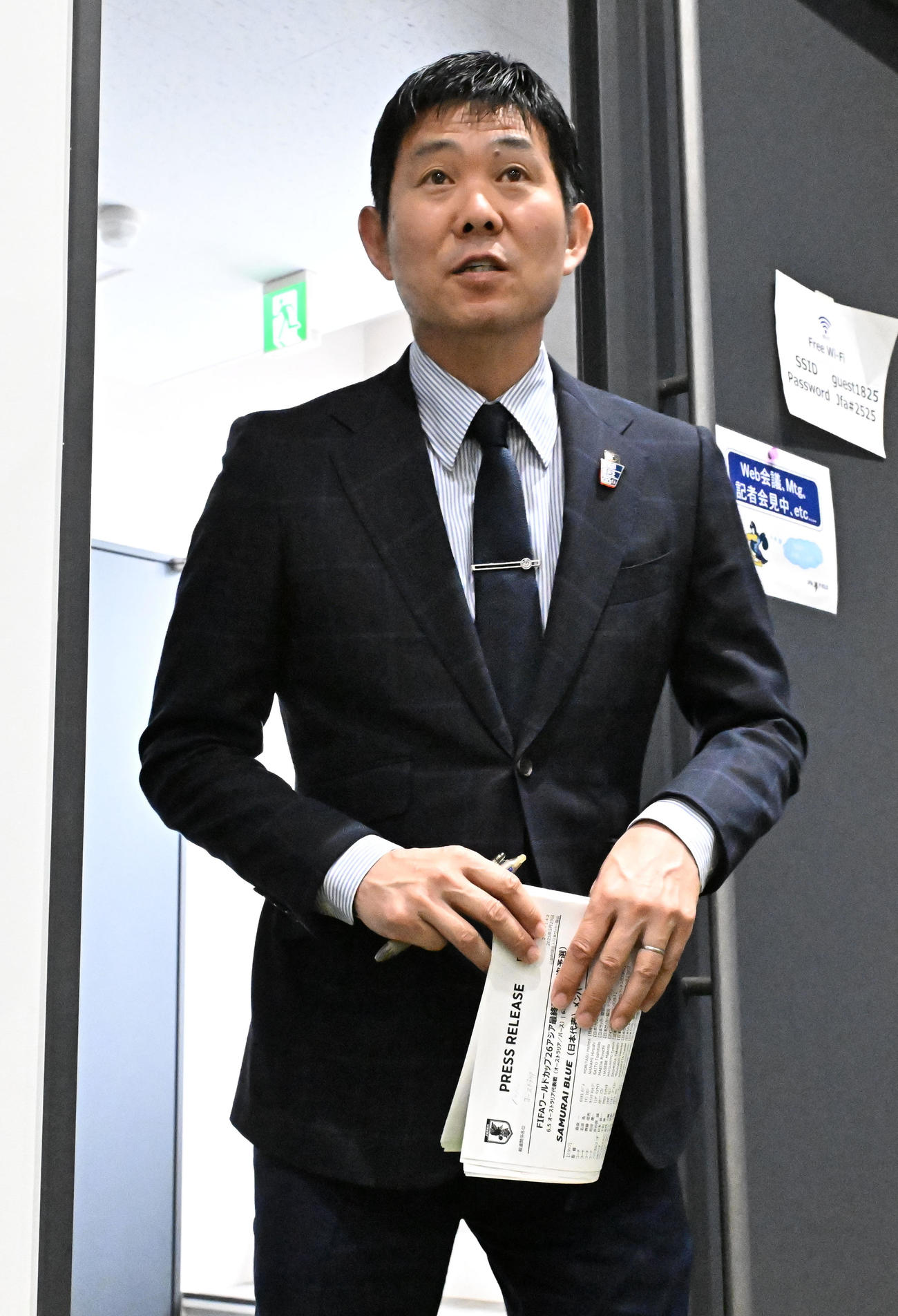 サッカーW杯アジア最終予選のメンバー発表記者会見を終え、退室する森保監督（撮影・千葉一成）