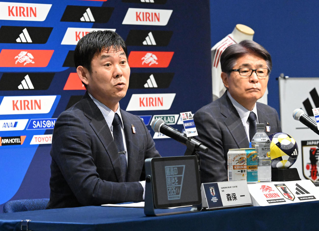 サッカーW杯アジア最終予選のメンバー発表記者会見で、質問に答える森保監督。右は山本ダイレクター（撮影・千葉一成）