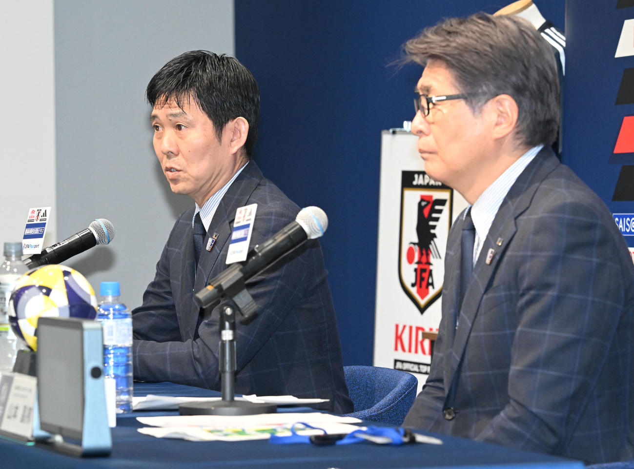 サッカーW杯アジア最終予選のメンバー発表記者会見で佐野海舟選手の代表復帰について答える森保監督。右は山本昌邦ダイレクター（撮影・千葉一成）