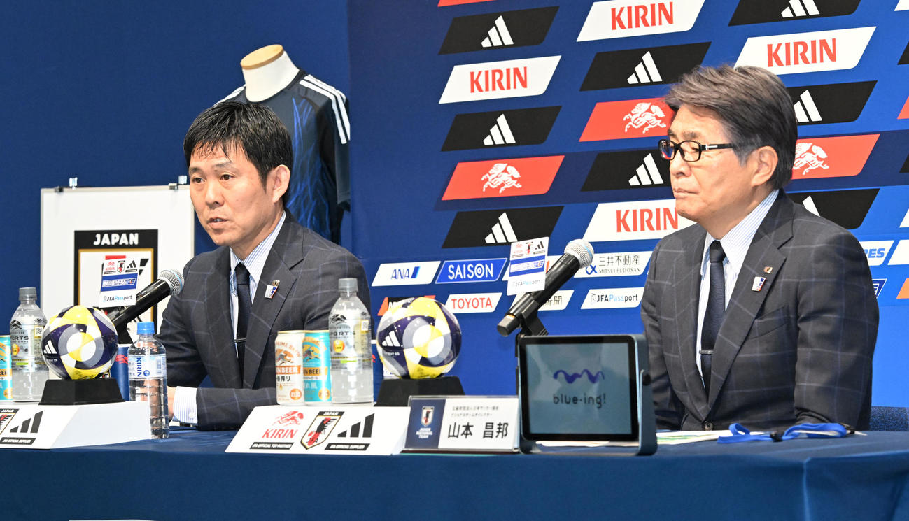 サッカーW杯アジア最終予選のメンバー発表記者会見で佐野海舟選手の代表復帰について答える森保監督。右は山本昌邦ダイレクター（撮影・千葉一成）
