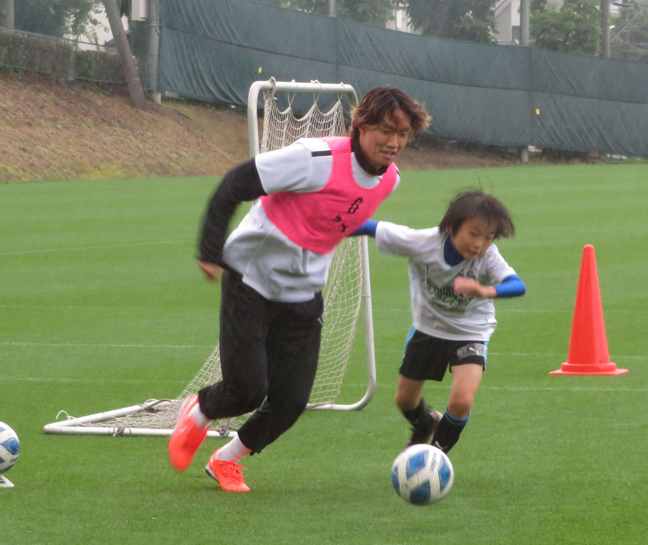 所属するボルシアMGと古巣川崎Fによる共同サッカー教室に参加した板倉滉（撮影・佐藤成）