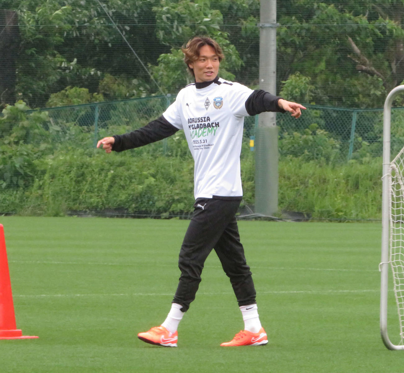 所属するボルシアMGと古巣川崎Fによる共同サッカー教室に参加した板倉滉（撮影・佐藤成）