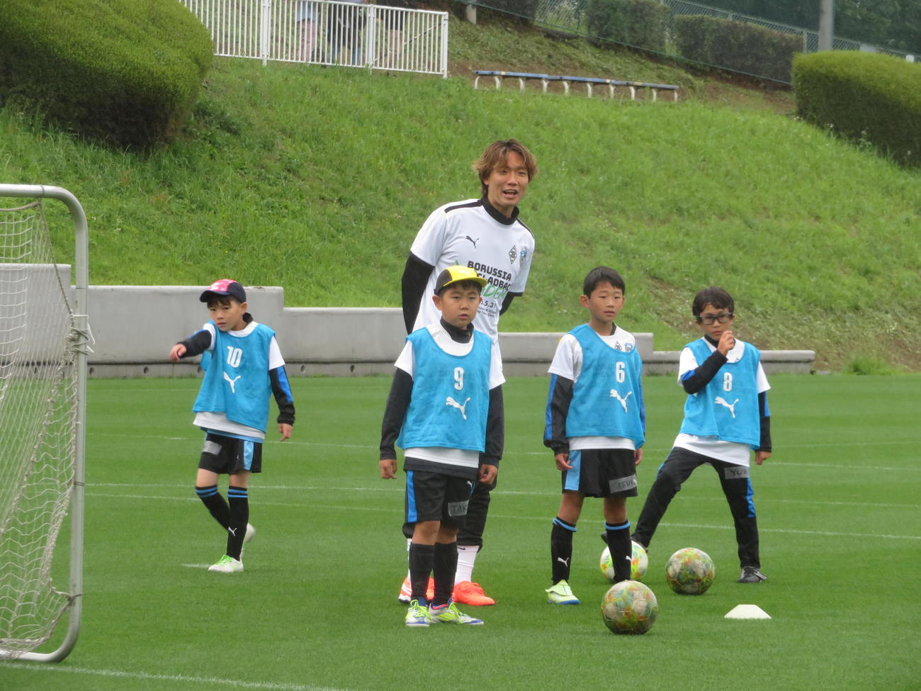 所属するボルシアMGと古巣川崎Fによる共同サッカー教室に参加した板倉滉（撮影・佐藤成）