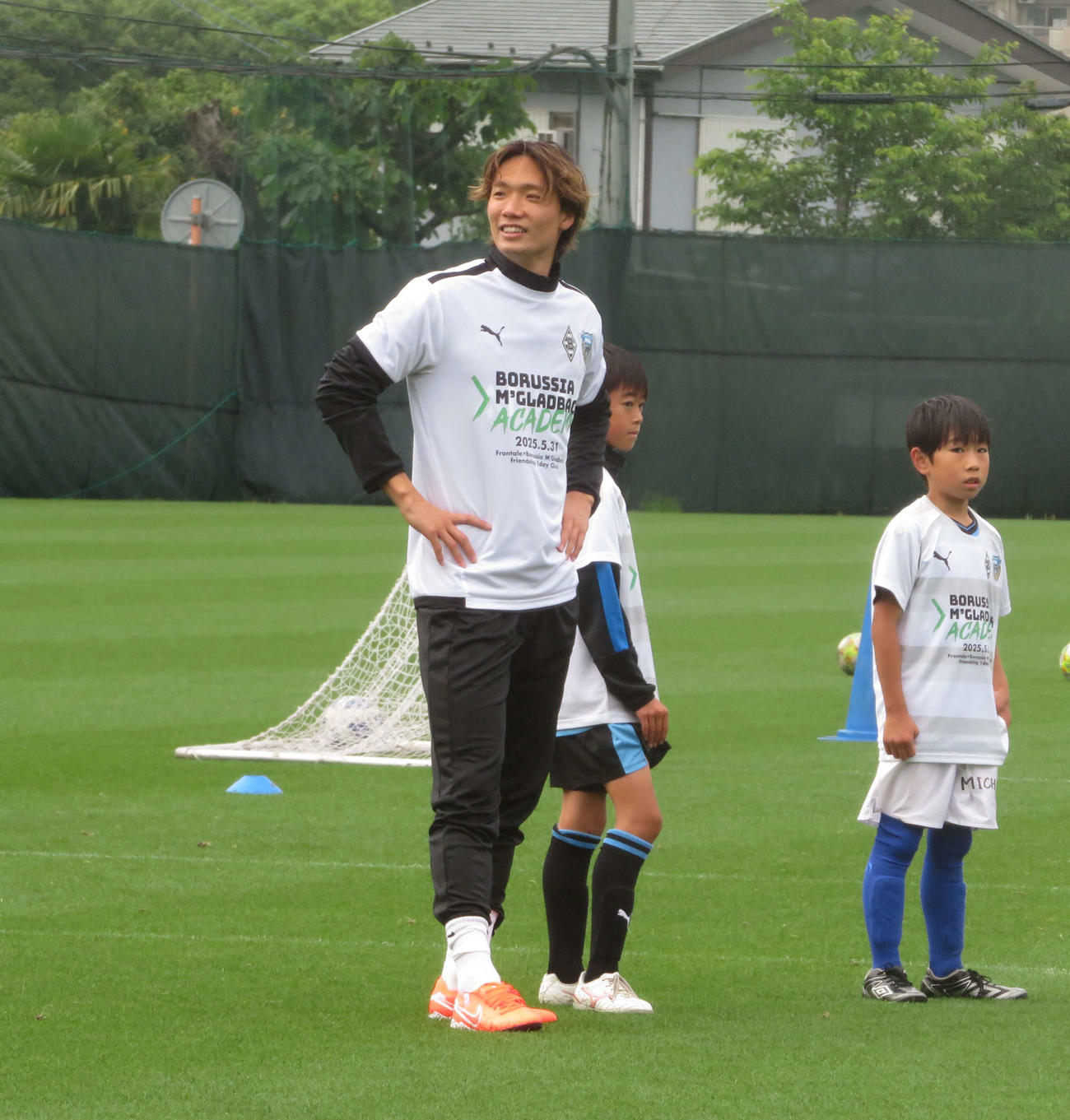 所属するボルシアMGと古巣川崎Fによる共同サッカー教室に参加した板倉滉（撮影・佐藤成）