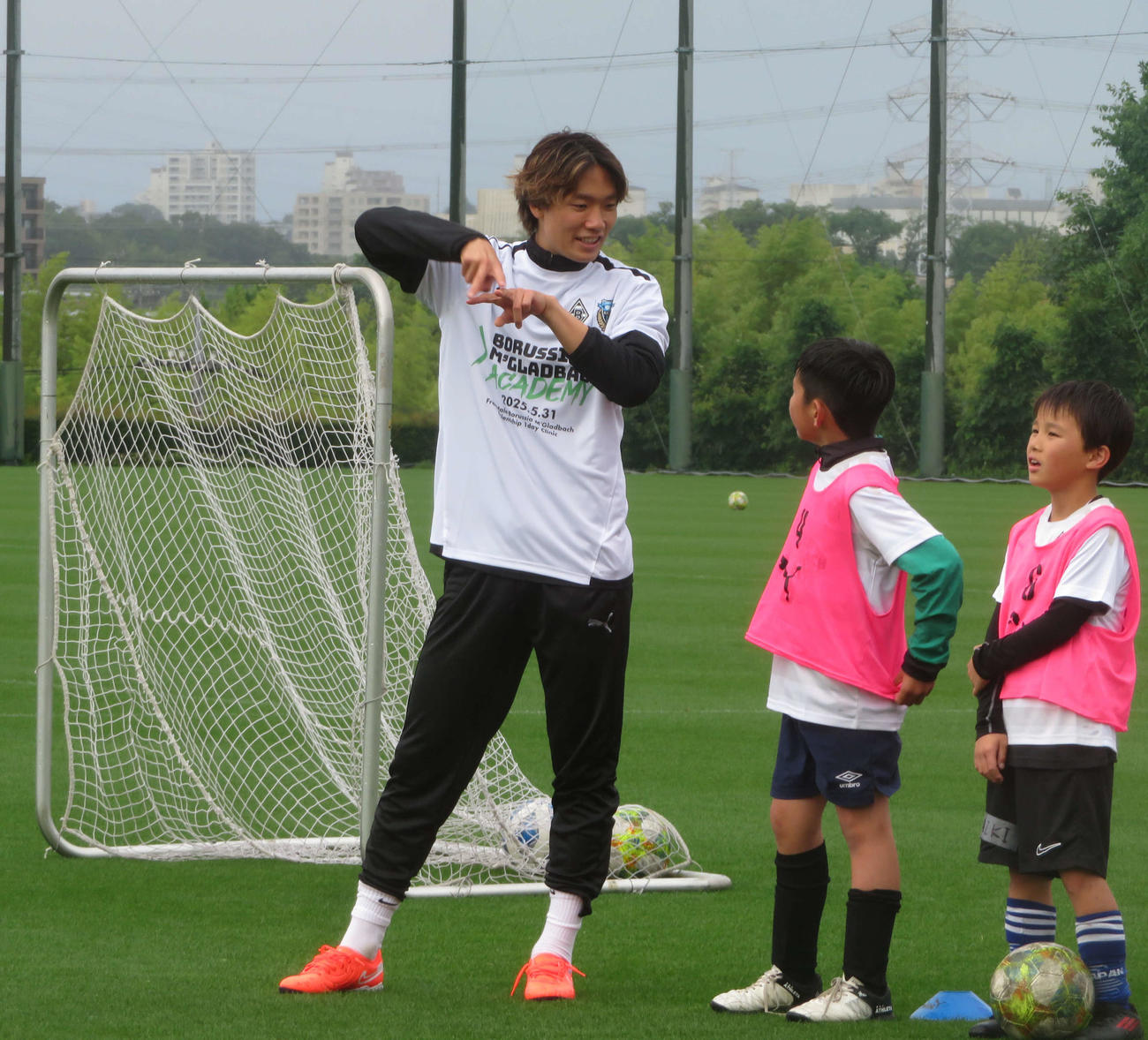 所属するボルシアMGと古巣川崎Fによる共同サッカー教室に参加した板倉滉（撮影・佐藤成）