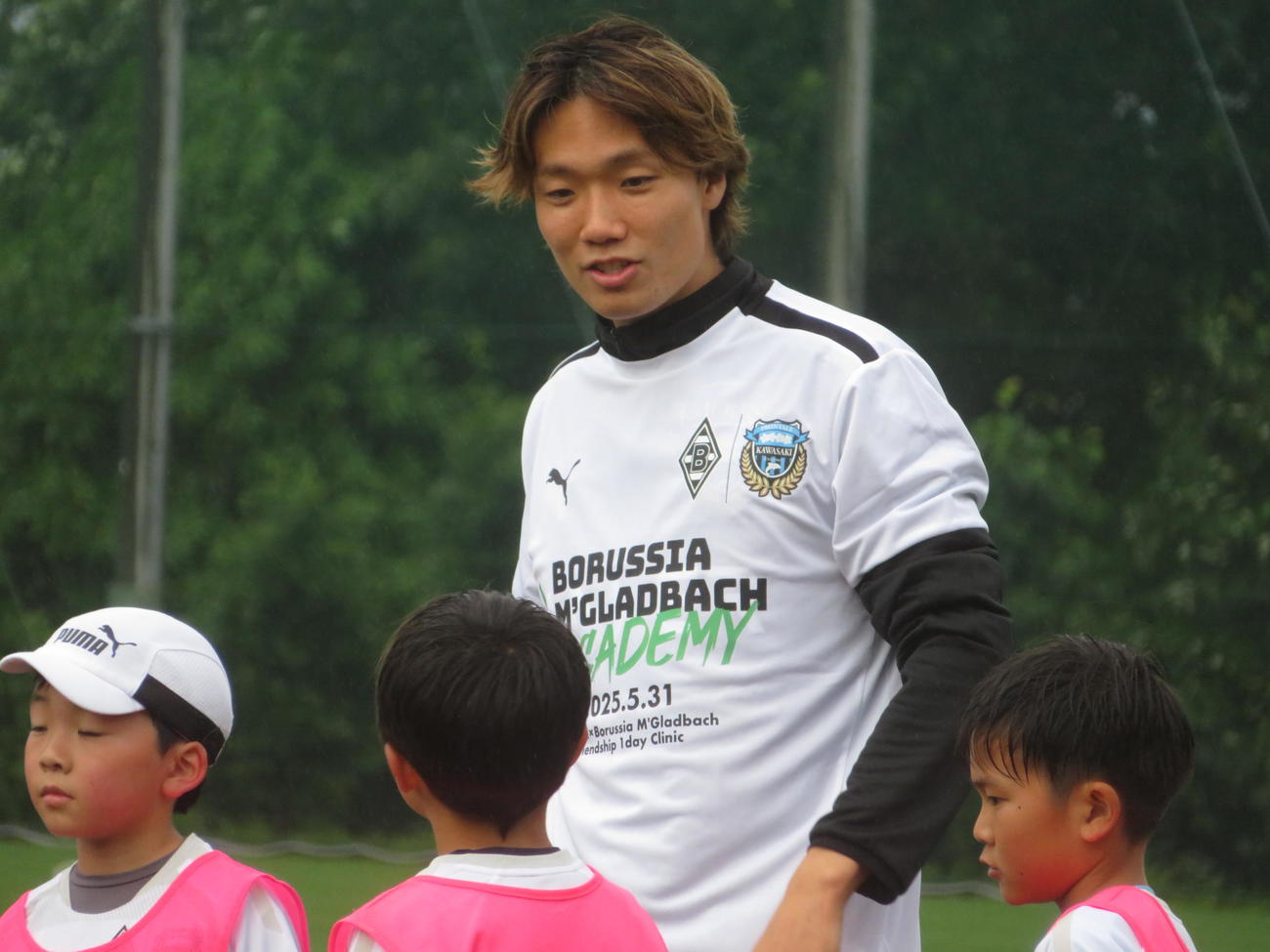 所属するボルシアMGと古巣川崎Fによる共同サッカー教室に参加した板倉滉（撮影・佐藤成）