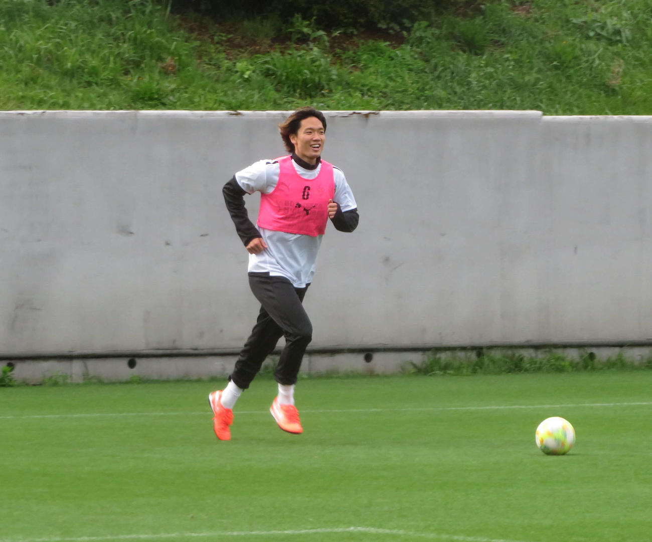 所属するボルシアMGと古巣川崎Fによる共同サッカー教室に参加した板倉滉（撮影・佐藤成）