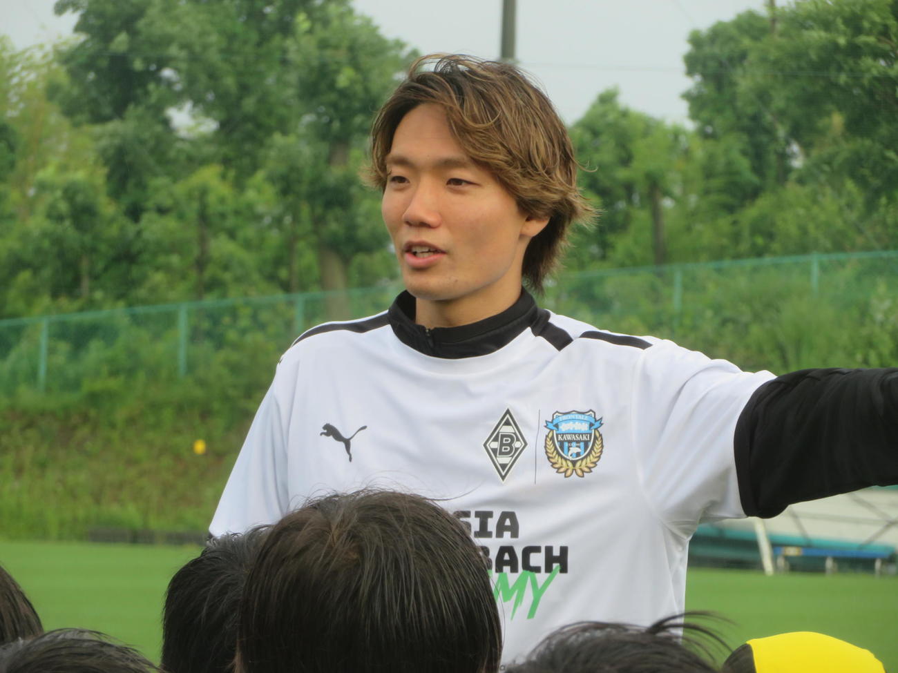 所属するボルシアMGと古巣川崎Fによる共同サッカー教室に参加した板倉滉（撮影・佐藤成）