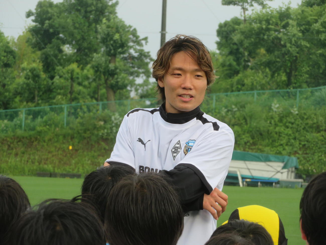所属するボルシアMGと古巣川崎Fによる共同サッカー教室に参加した板倉滉（撮影・佐藤成）