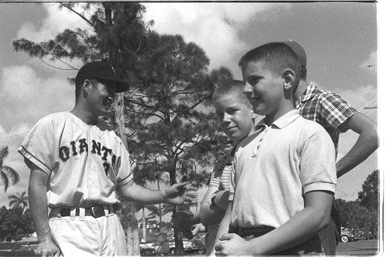 ベロビーチキャンプで少年ファンと交流する長嶋茂雄（1961年3月）