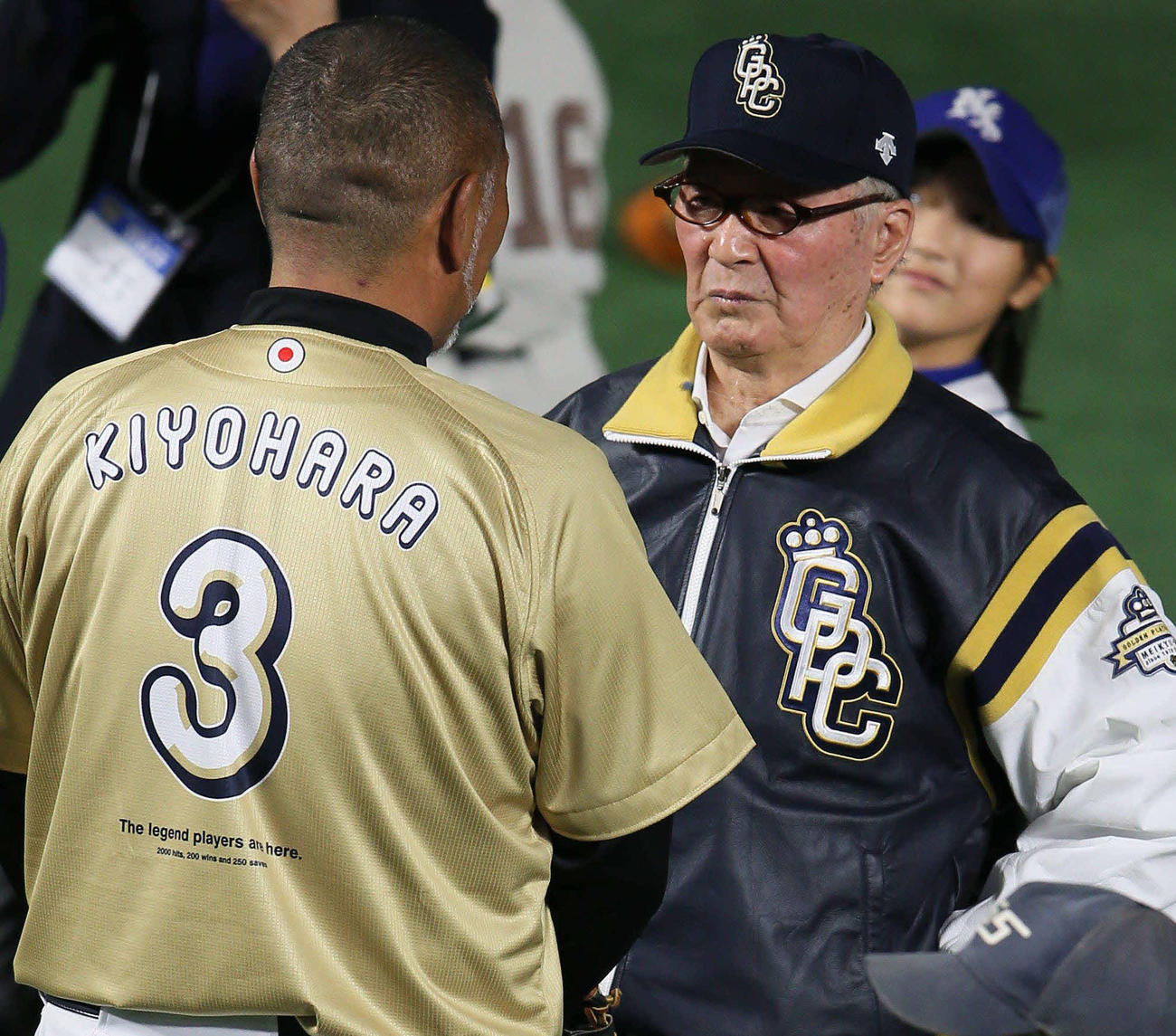 16年、名球会ベースボールフェスティバルで長嶋氏にあいさつする清原和博氏