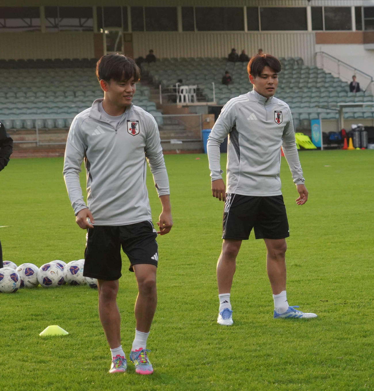 26年W杯北中米大会アジア最終予選オーストラリア代表戦に向けた練習に臨む日本代表MF久保建英（左）と佐野海舟（撮影・佐藤成）