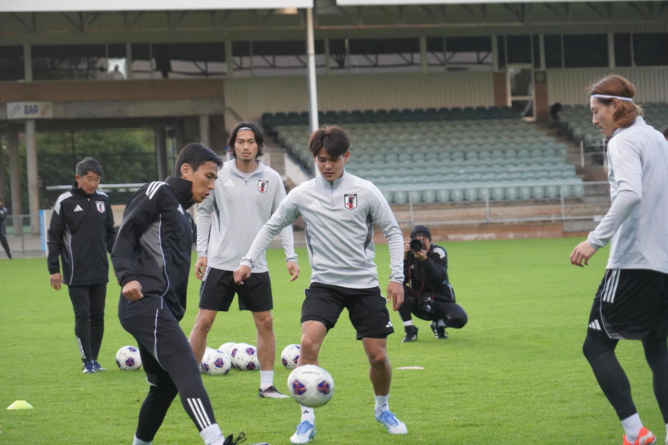 26年W杯北中米大会アジア最終予選オーストラリア代表戦に向けた練習に臨む日本代表の長谷部誠コーチ（左）と佐野海舟（撮影・佐藤成）