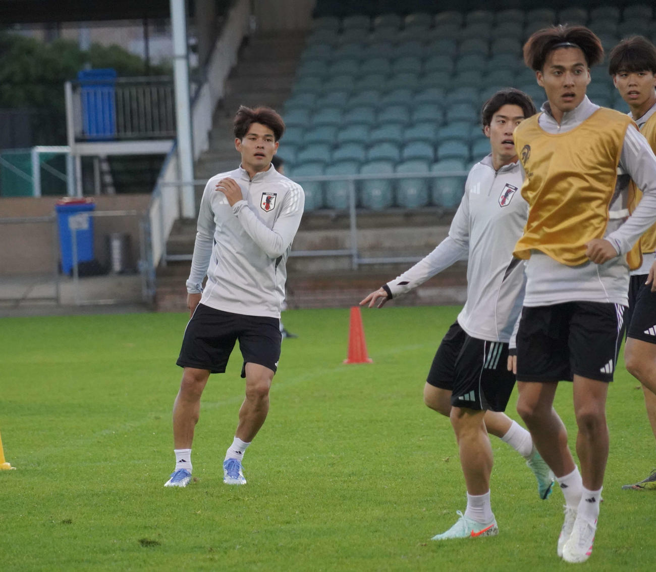 26年W杯北中米大会アジア最終予選オーストラリア代表戦に向けた練習に臨む、左から日本代表MF佐野海舟、鈴木唯人、佐野航大（撮影・佐藤成）
