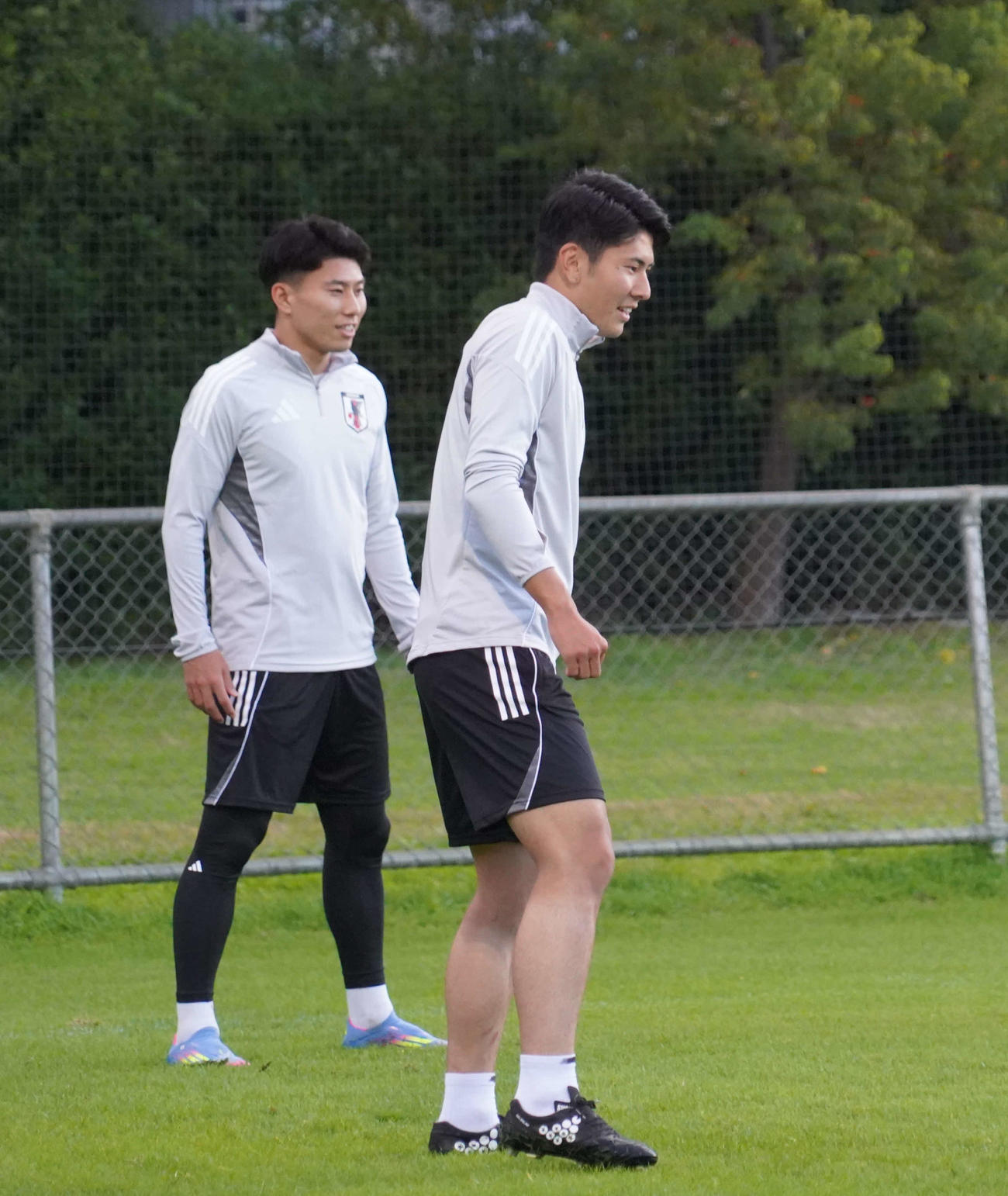 26年W杯北中米大会アジア最終予選オーストラリア代表戦に向けた練習に臨む日本代表FW細谷真大（左）とDF鈴木淳之介（撮影・佐藤成）
