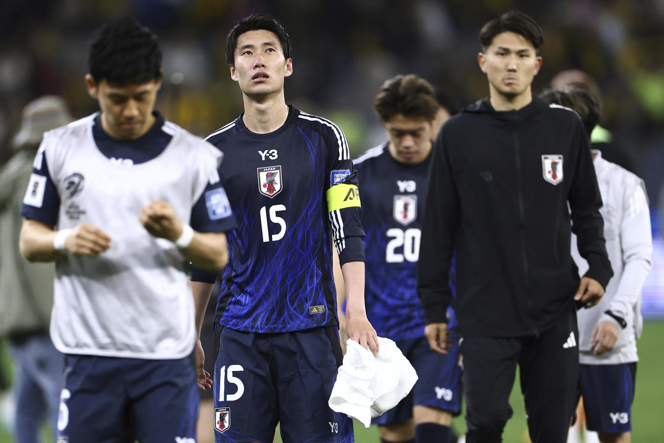 オーストラリアに敗れ肩を落とす鎌田（中央）ら（AP）