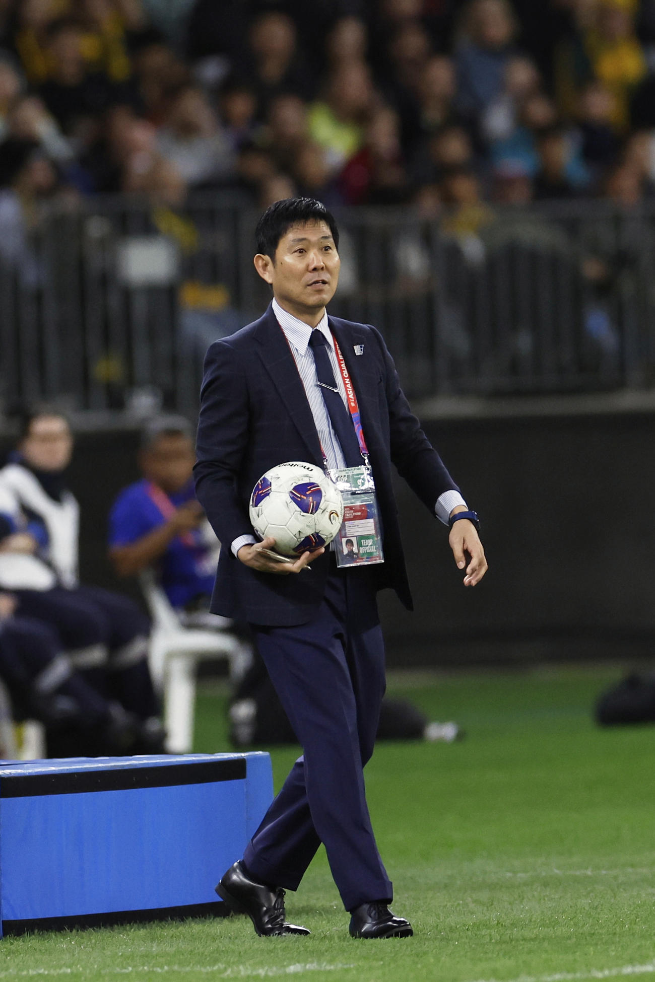 オーストラリア対日本　試合を見つめる森保監督（AP)