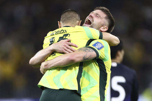 オーストラリア対日本　日本に勝利し抱き合って喜ぶベヒッチ（手前）とバージェス（AP)