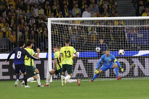 オーストラリア対日本　シュートを放つ鈴木唯人（AP)