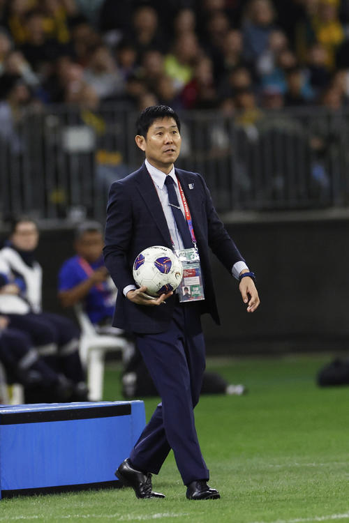 オーストラリア対日本　試合を見つめる森保監督（AP)