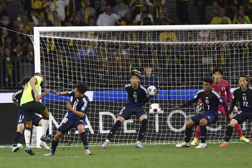 オーストラリア対日本　先制ゴールを決めるベヒッチ（左）（AP）