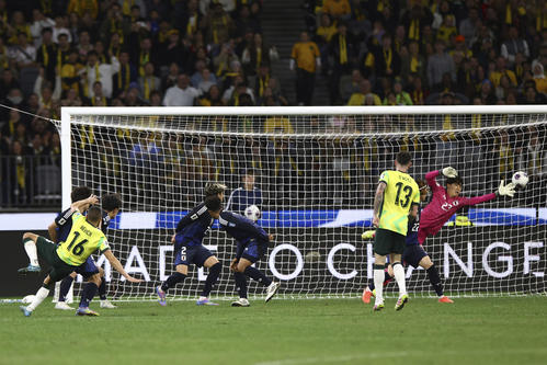 オーストラリア対日本　失点する日本（AP）
