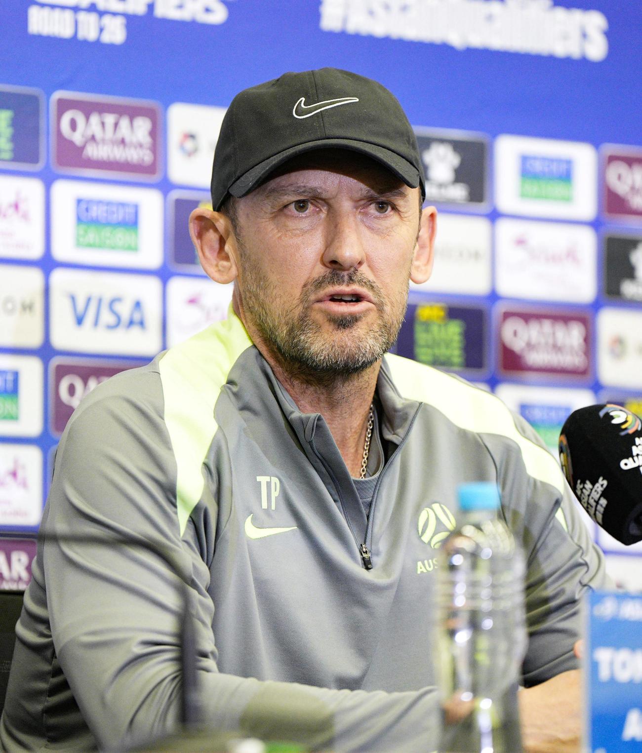 サッカーW杯アジア最終予選の日本戦を前に、記者会見するオーストラリアのポポビッチ監督（共同）