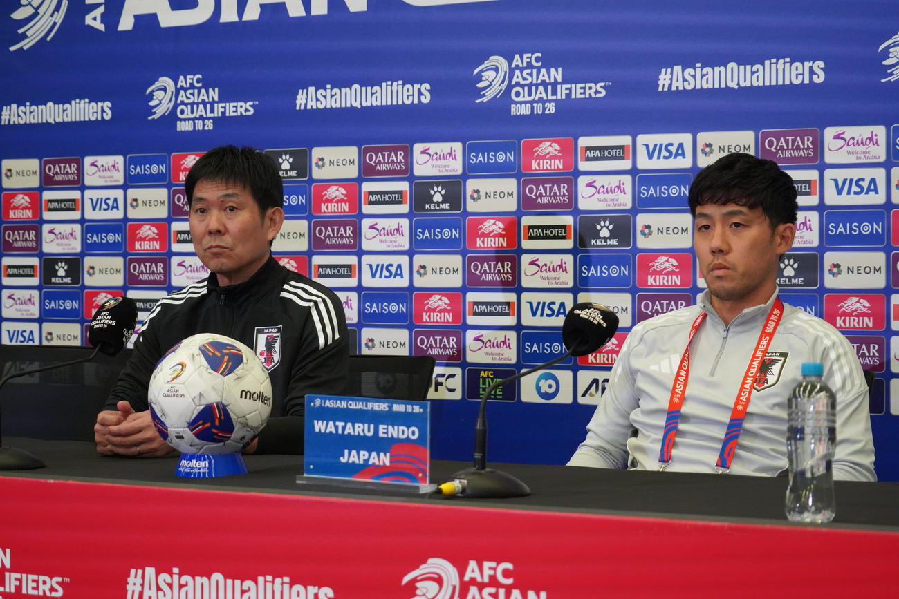 公式会見に出席した日本代表森保監督（左）と遠藤主将（撮影・佐藤成）