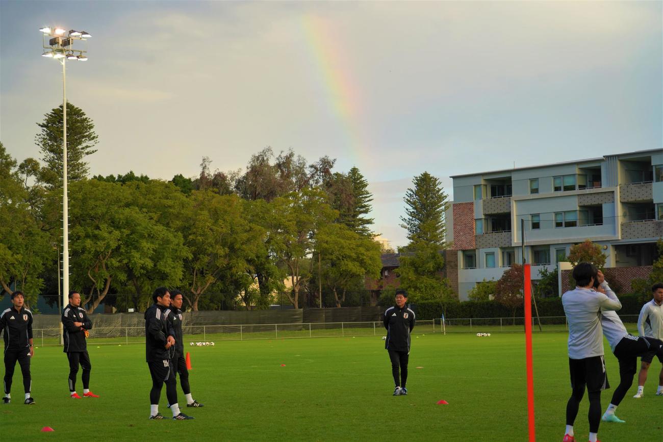 26年W杯北中米大会アジア最終予選オーストラリア代表戦に向けて調整する日本代表の練習場に虹がかかった（撮影・佐藤成）