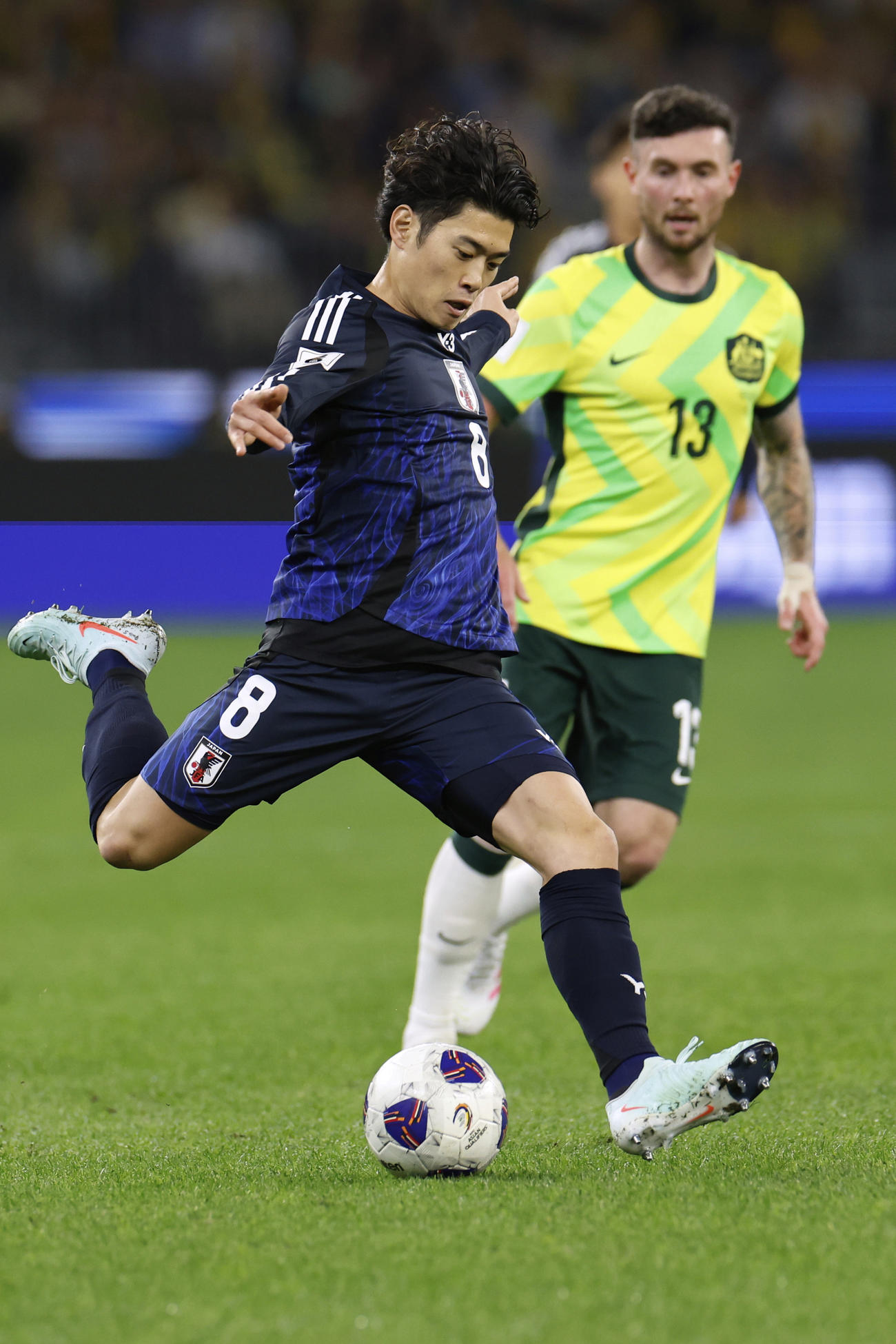 オーストラリア対日本　シュートを放つ鈴木唯人（AP)