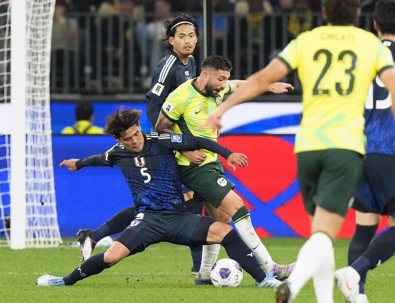 日本対オーストラリア　前半、競り合う佐野海（左）（共同）