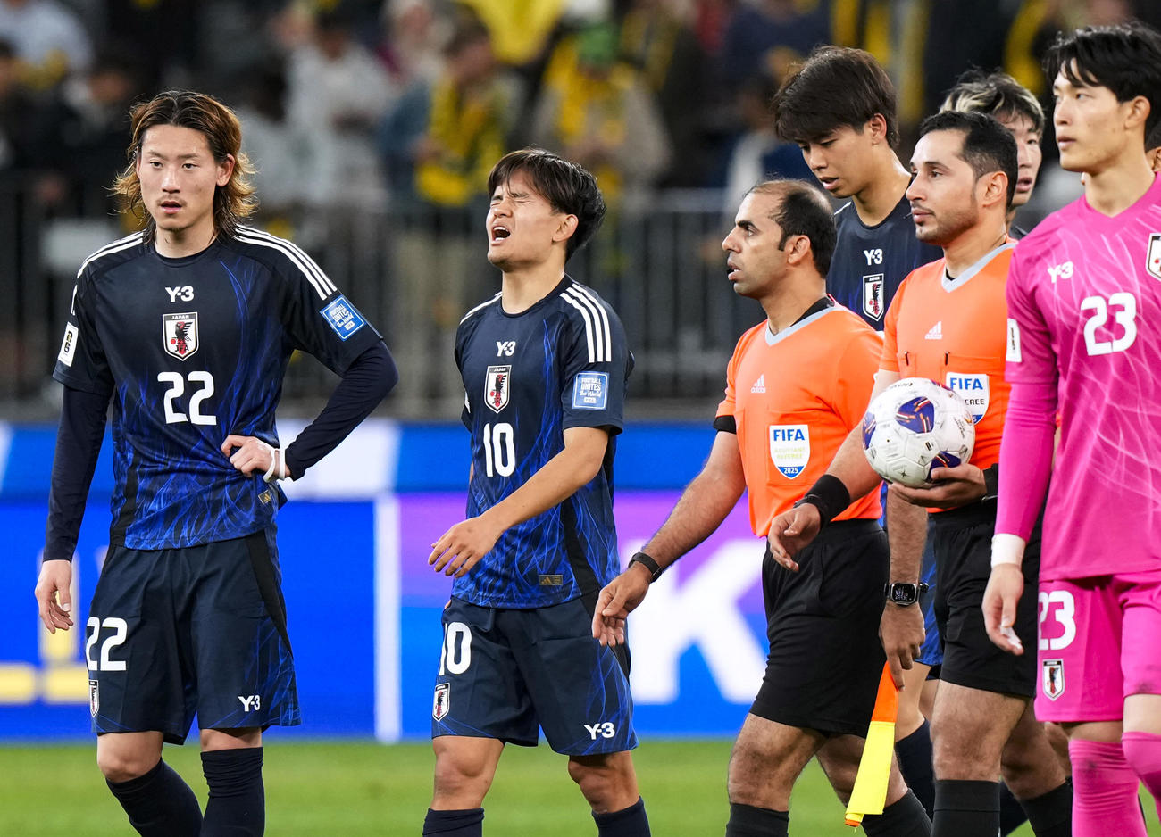 オーストラリアに敗れ、悔しがる久保（左から2人目、共同）