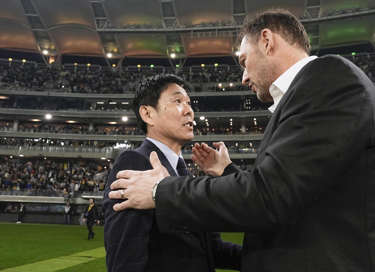 試合前、オーストラリアのポポビッチ監督にあいさつする森保監督（左）＝パース（共同）