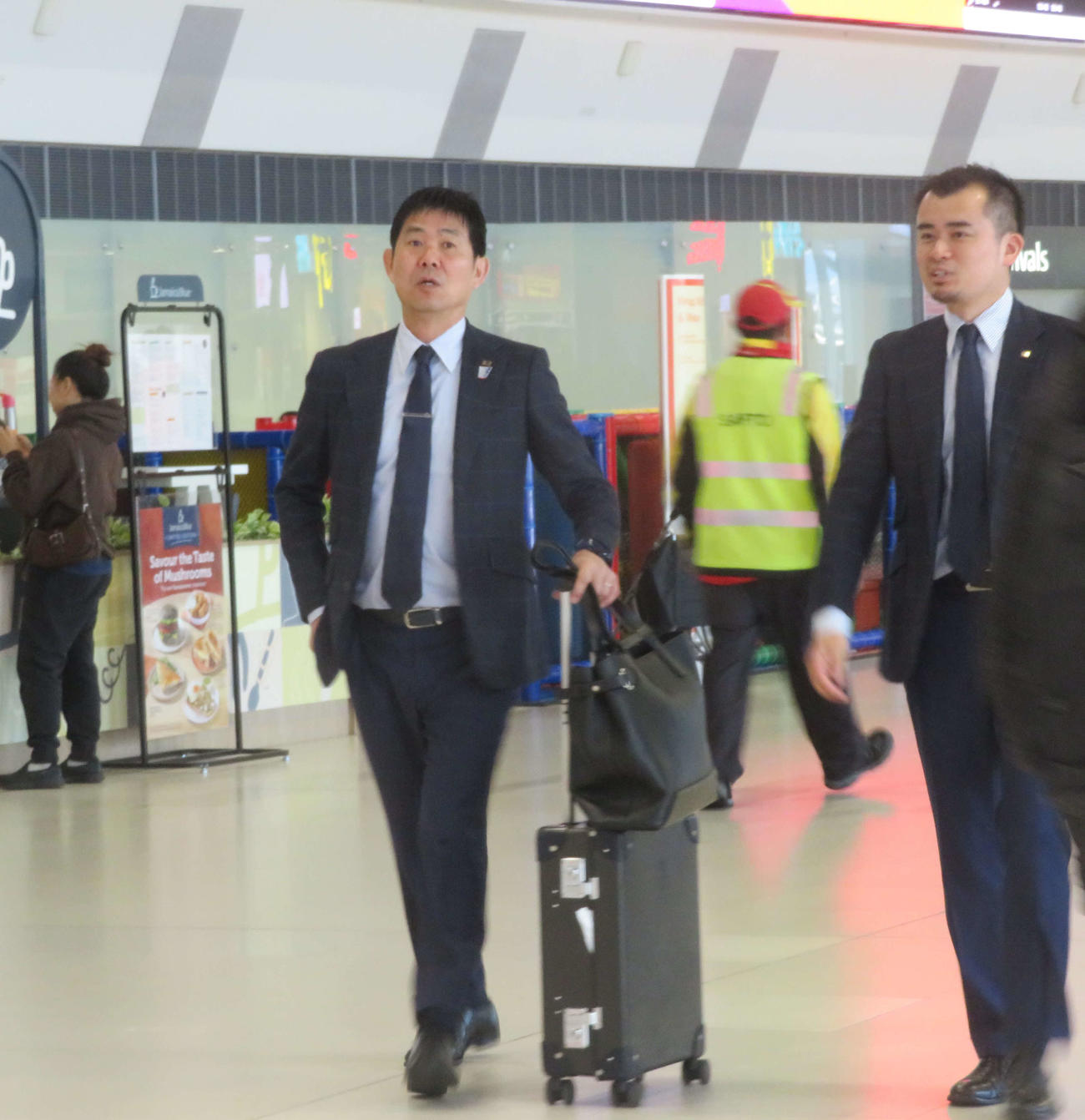 26年ワールドカップ（W杯）北中米大会アジア最終予選オーストラリア戦から一夜明けて日本に向けて出国する日本代表森保一監督（撮影・佐藤成）