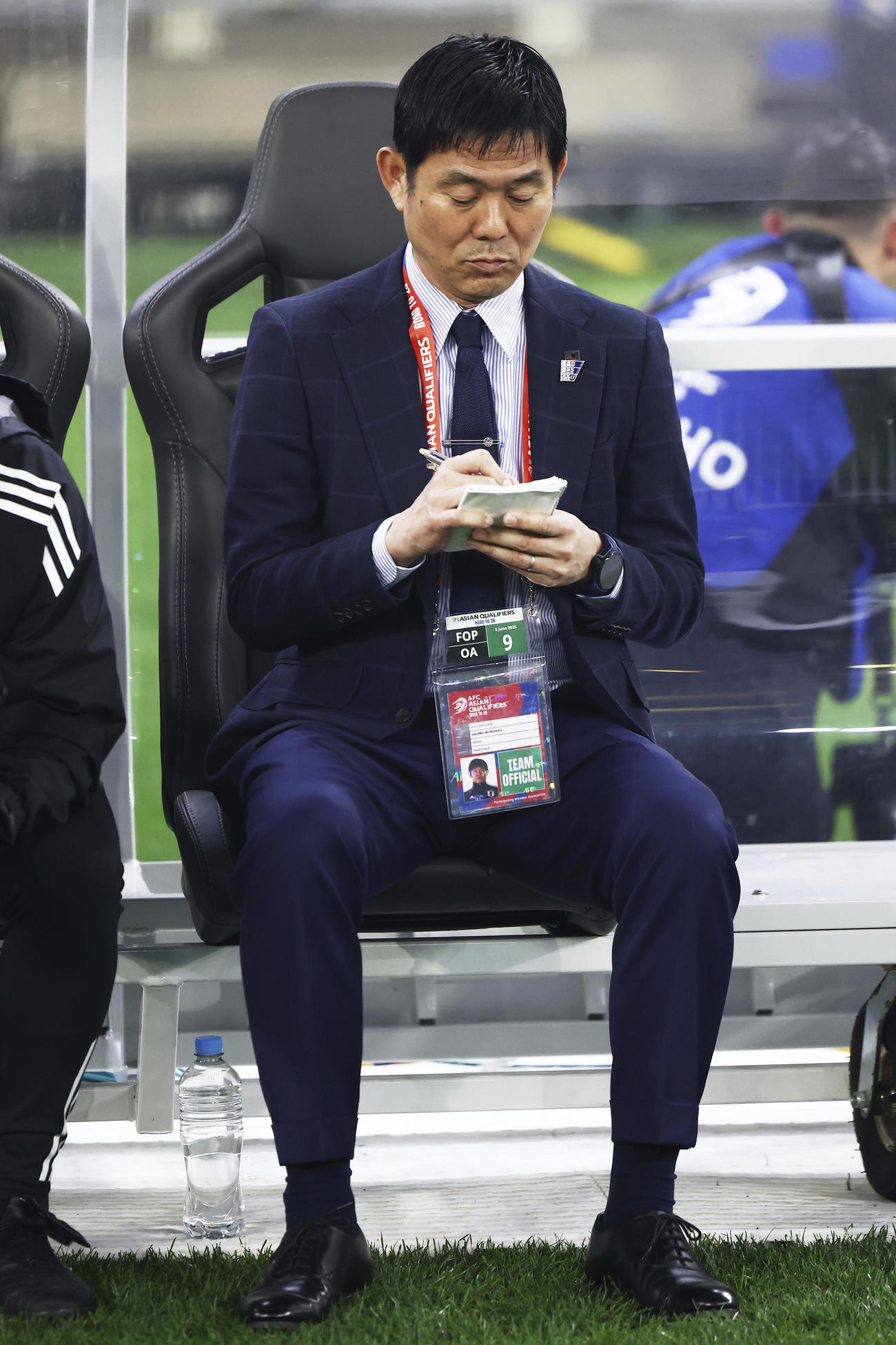 オーストラリア対日本　試合中メモを取る森保監督（AP)