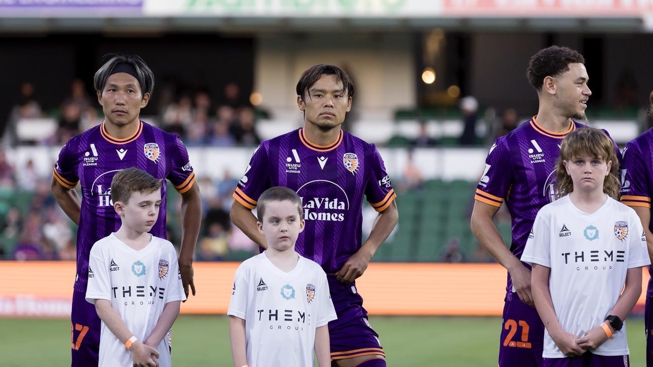 オーストラリア1部、Aリーグのパース・グローリーFCに所属するDF岡本拓也（右）。左は三竿雄斗（本人提供）