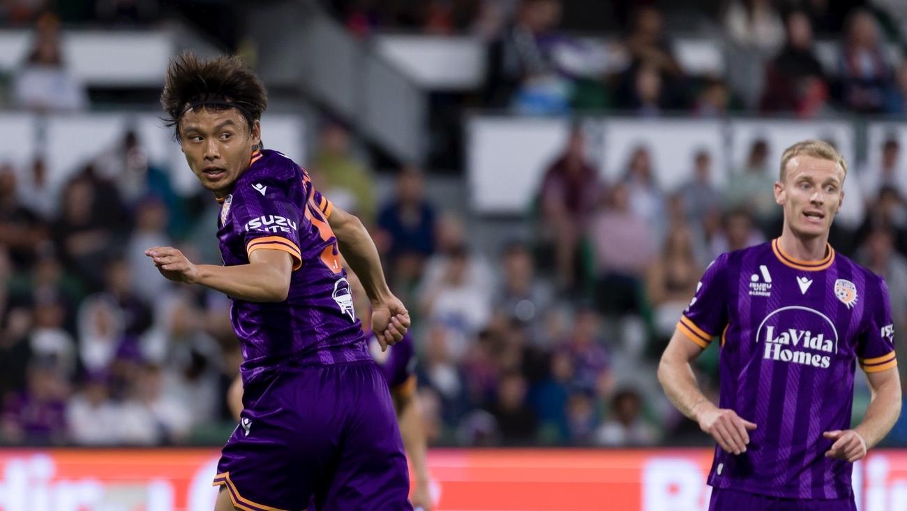 オーストラリア1部、Aリーグのパース・グローリーFCに所属するDF岡本拓也（左）（本人提供）