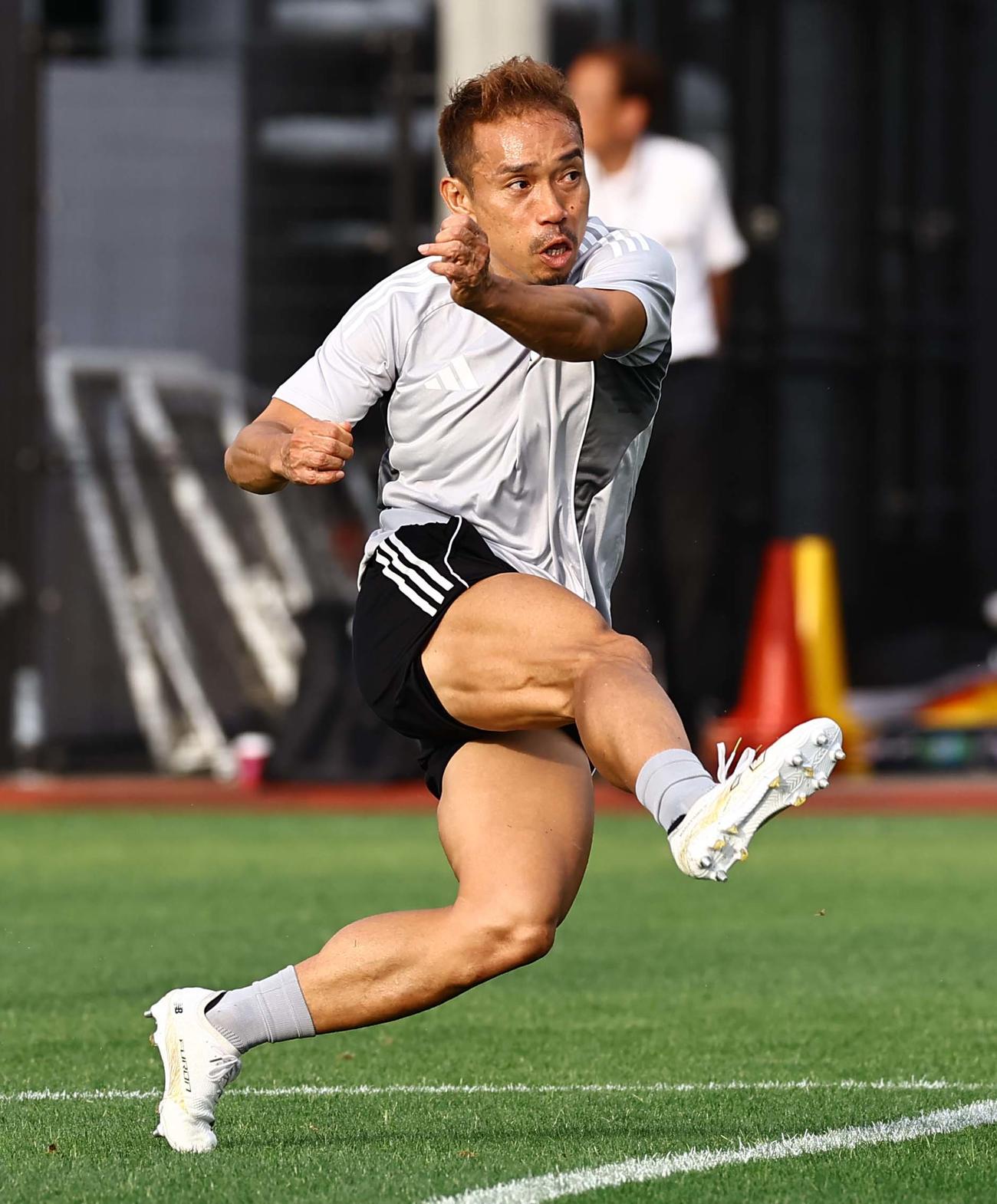 練習で軽快な動きを見せる日本代表長友（撮影・上田博志）