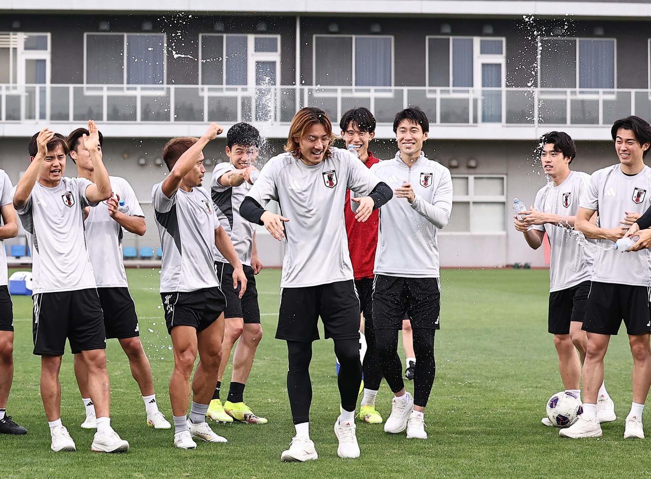 誕生日の日本代表瀬古（中央）はイレブンからウオーターシャワーを浴びる（撮影・上田博志）