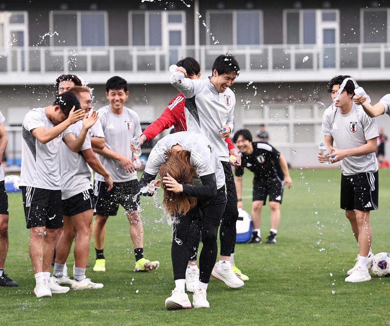 誕生日の日本代表瀬古（中央）はイレブンからウオーターシャワーを浴びる（撮影・上田博志）