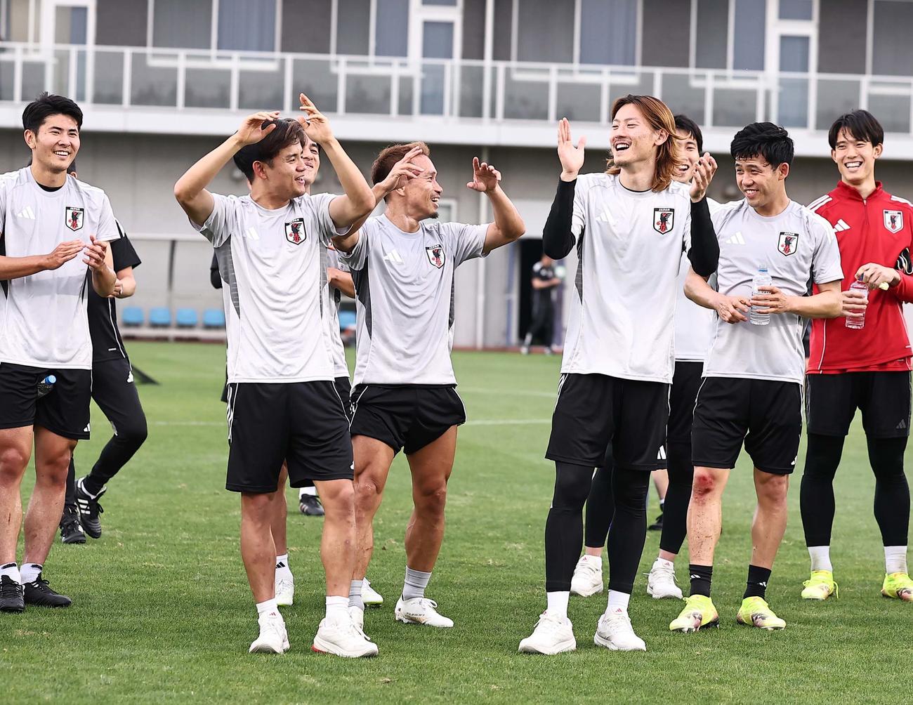 日本代表瀬古（右から3人目）の誕生日を祝う日本代表久保（左から2人目）らイレブン（撮影・上田博志）