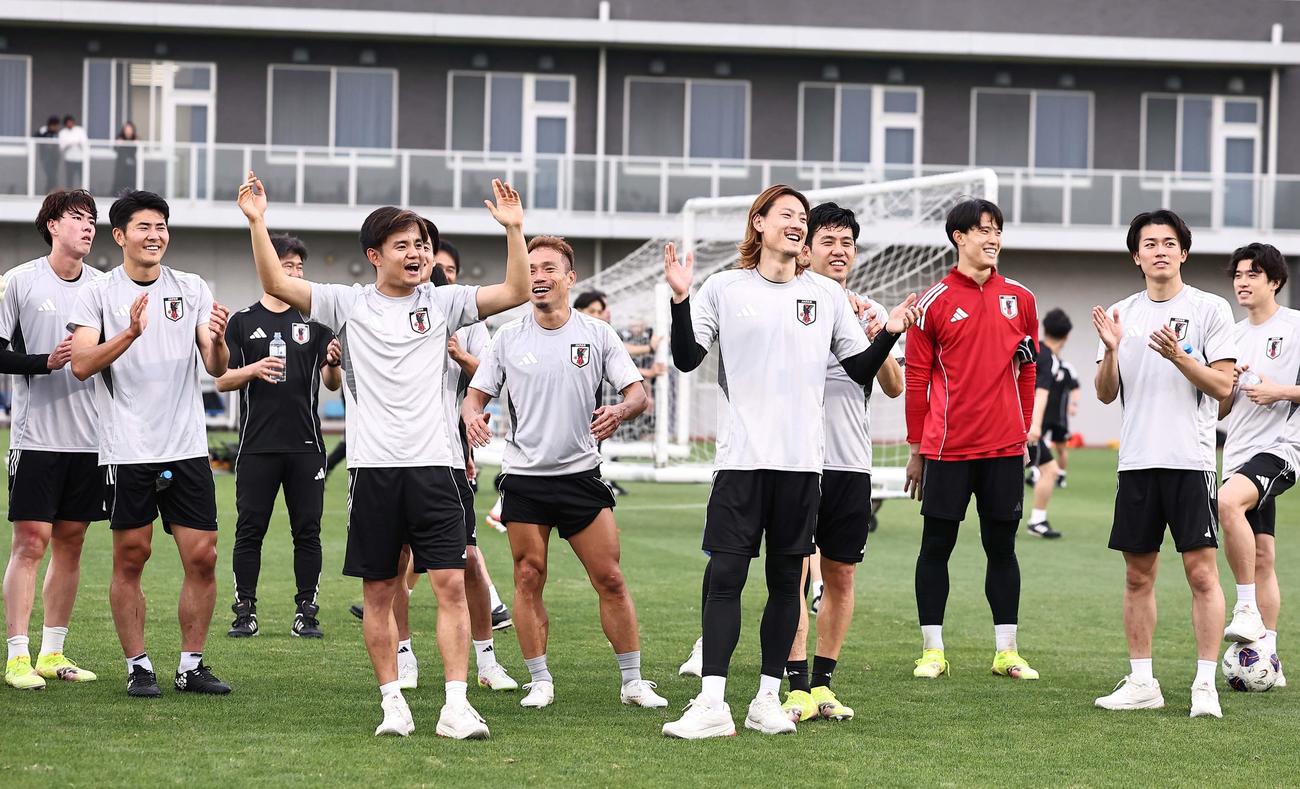 日本代表瀬古（右から5人目）の誕生日を祝う日本代表久保（左から3人目）らイレブン（撮影・上田博志）