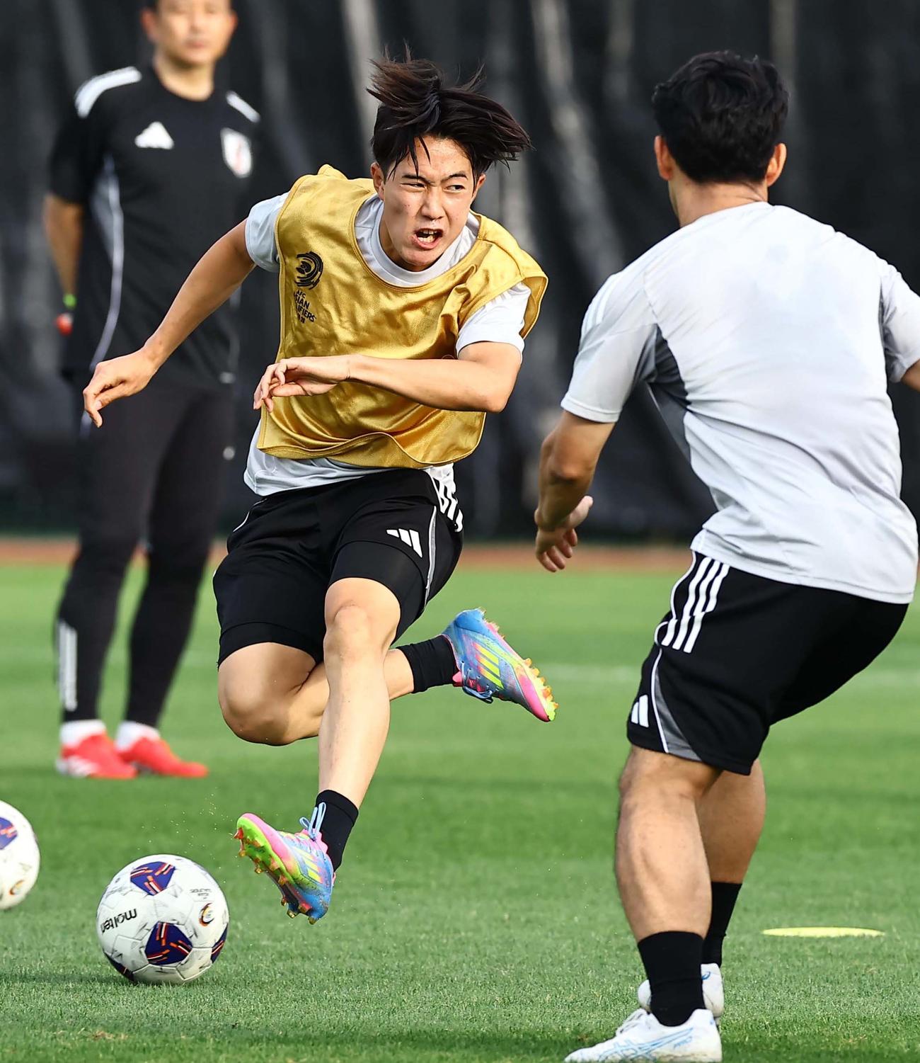 練習で軽快な動きを見せる佐藤（撮影・上田博志）
