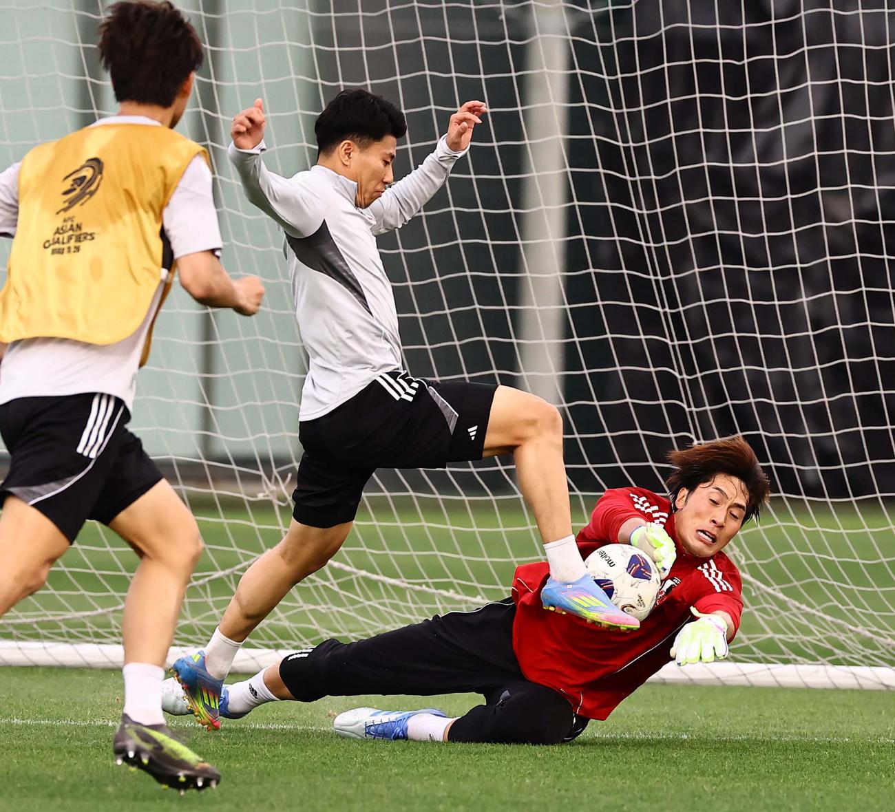 練習でゴールを阻止する日本代表GK大迫（撮影・上田博志）