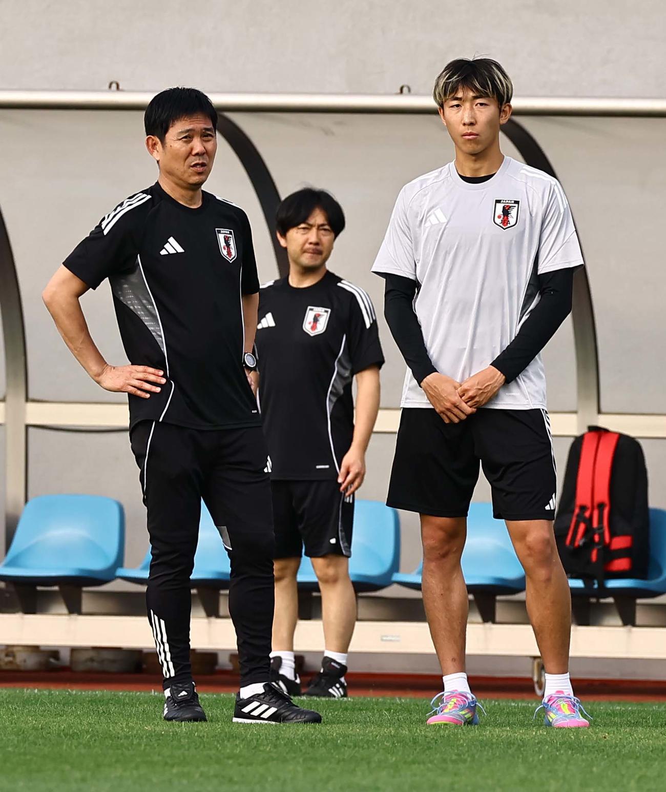 日本代表関根（右）と話をする森保監督（撮影・上田博志）