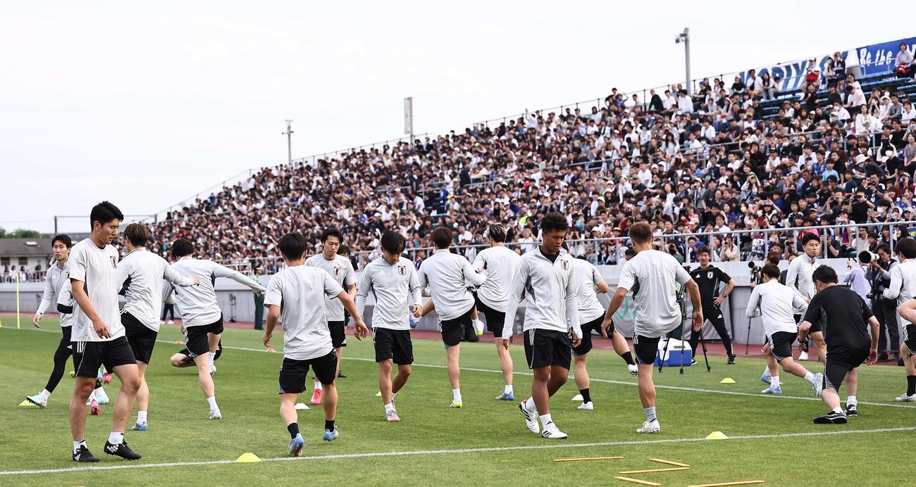 日本代表の練習を見る大勢のサポーター（撮影・上田博志）