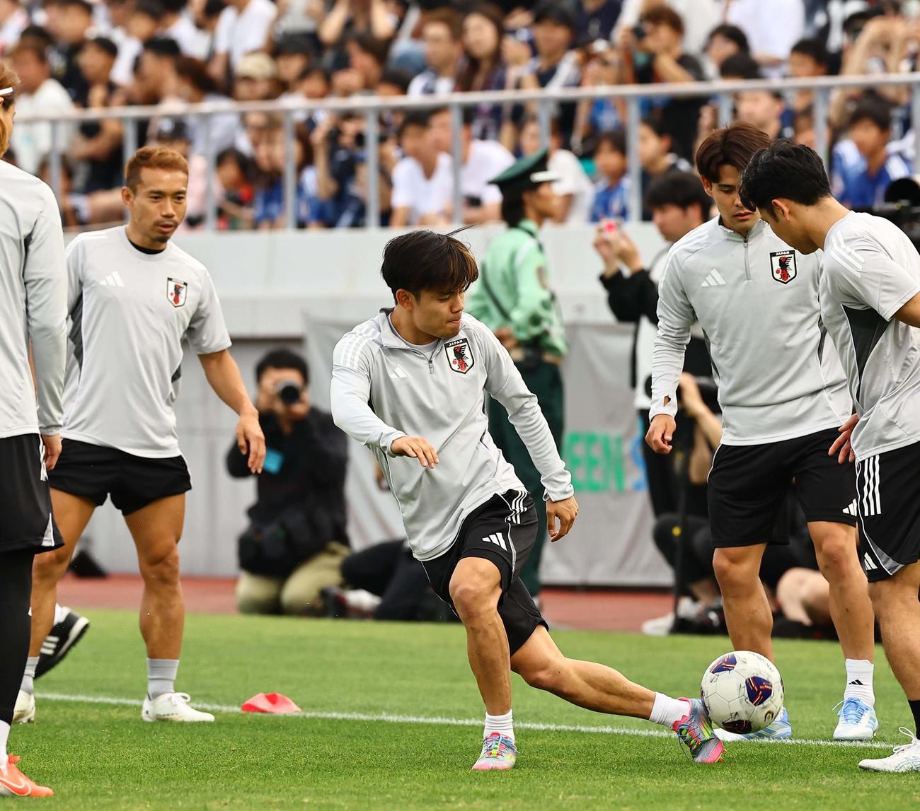 練習で軽快な動きを見せる日本代表久保（撮影・上田博志）